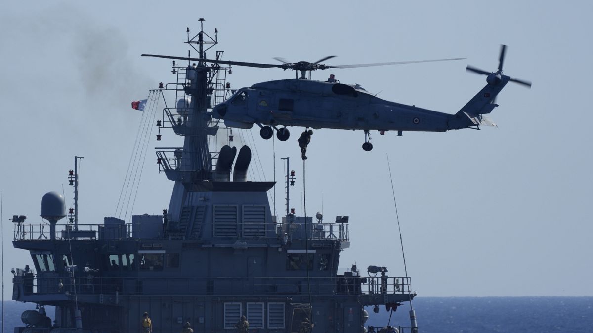 Katonai helikopter a NATO törökországi haditengerészeti gyakorlatán