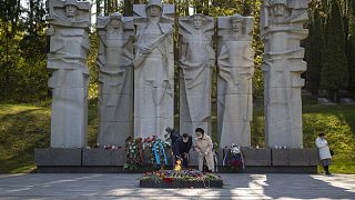 Három hétbe telik lebontani az Antakalnisz temetőben álló emlékművet