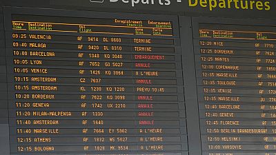 Panel informativo de un aeropuerto en Francia