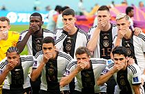 Dünya Kupası: Alman futbolcular, FIFA'nın 'One Love' kararını ağızlarını kapatarak protesto etti