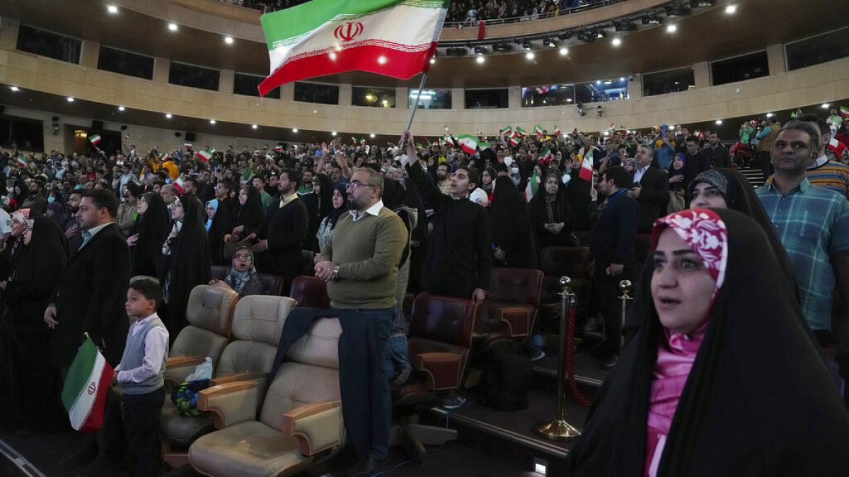 İranlı taraftarlar Dünya Kupası maçlarını takip ederken