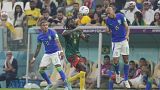 الكاميروني أندريه فرانك زامبو أنغيسا (وسط الصورة) يستبسل من أجل تسديد الكرة ضد البرازيلي رافينها