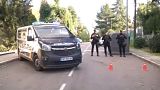 Rendőrök zárják le az utcát Ukrajna spanyolországi nagykövetsége előtt 2022. december 2-án