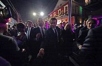 Ο Γάλλος πρόεδρος και η σύζυγός του περπατούν στην πολυσύχναστη οδό Φρέντσμεν, γνωστή για τα μπαρ και τη μουσική της σκηνή, στη Νέα Ορλεάνη