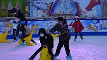 Niños juegan en un centro comercial reabierto en Pekín, China