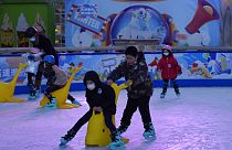 Niños juegan en un centro comercial reabierto en Pekín, China