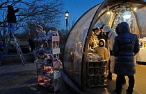 Ослабление санитарных ограничений в Китае сопровождается открытием магазинов.