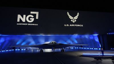 Презентация стелс-бомбардировщика B-21 Raider производства компании Northrop Grumman, Палмдейл, Калифорния, 2 декабря 2022 года.