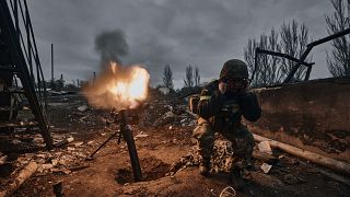 جندي أوكراني يطلق قذيفة هاون على مواقع روسية في باخموت بمنطقة دونيتسك - أرشيف