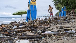 Műanyag hulladékot gyűjti össze egy férfi Balin 