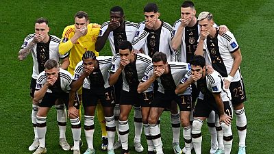 حرکت نمادین اعتراضی از سوی بازیکنان تیم ملی آلمان پیش از مسابقه با ژاپن در جام جهانی قطر