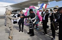 Brigitte y Emmanuel Macron bailando en el aeropuerto de Nueva Orleans