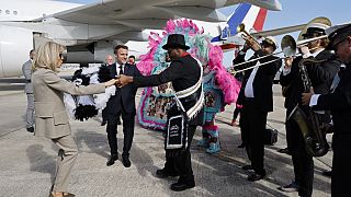 Brigitte y Emmanuel Macron bailando en el aeropuerto de Nueva Orleans
