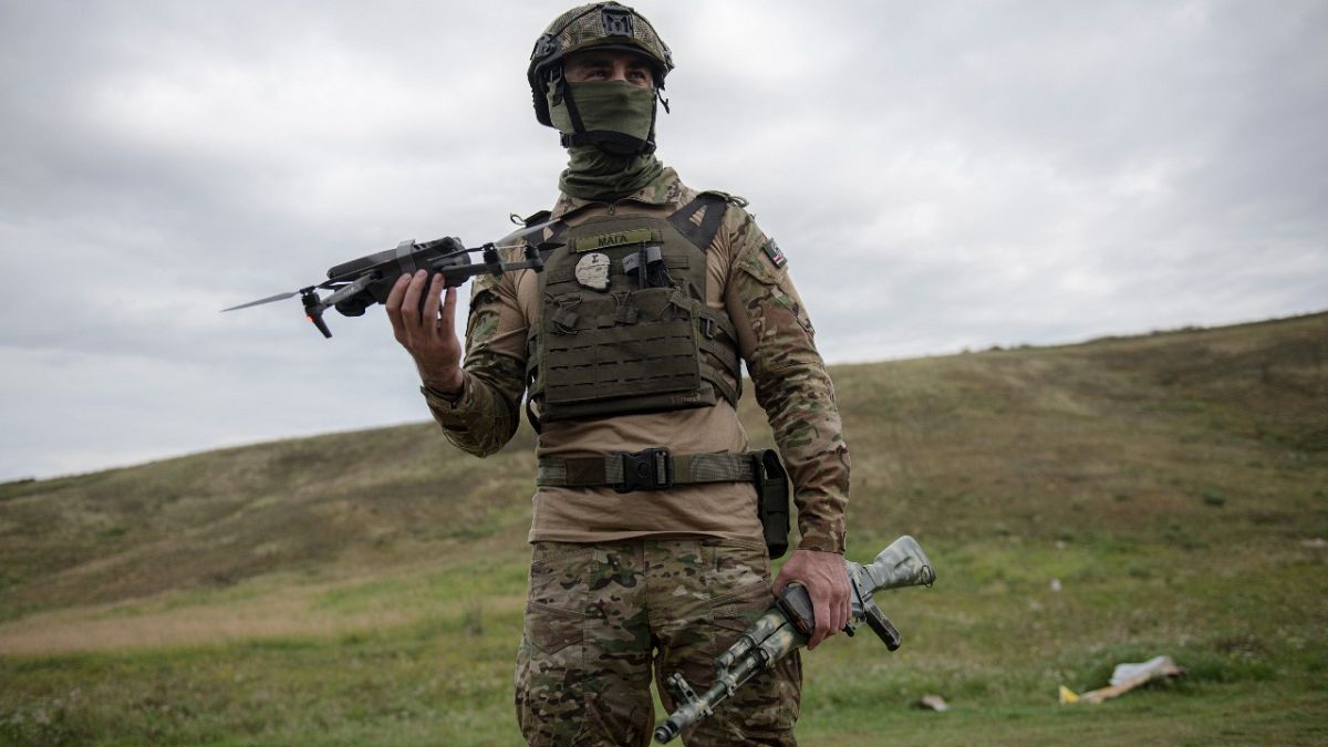 Drónképzésen résztvevő ukrán katona Kijev mellett 2022. augusztusában 
