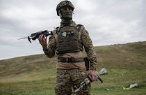 Drónképzésen résztvevő ukrán katona Kijev mellett 2022. augusztusában