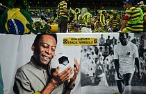 La légende brésilienne Pelé est affichée sur de grandes bannières près de la foule pendant le match de football de la Coupe du monde Qatar 2022 entre le Cameroun et le Brésil.
