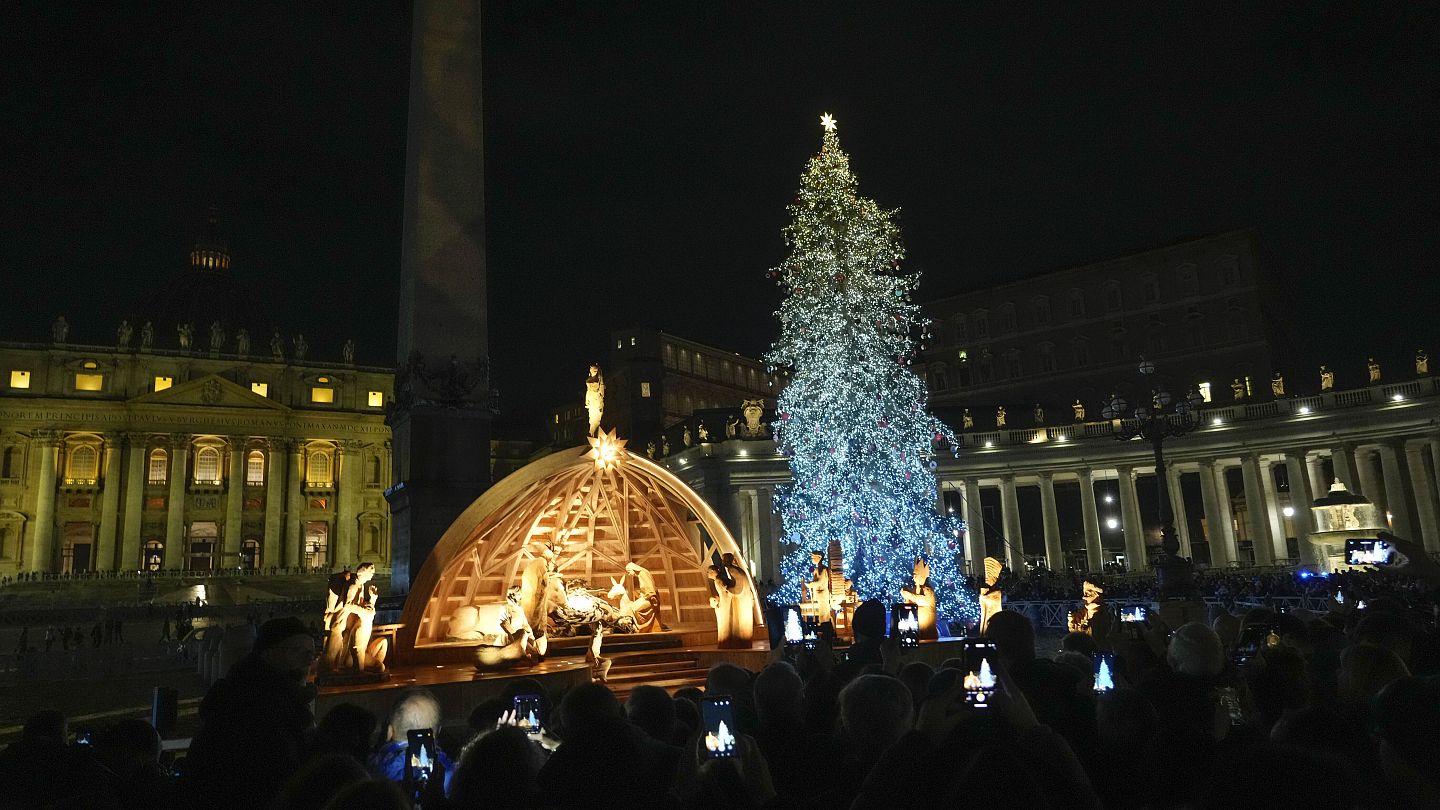 Christmas lights up New York City - Vatican News