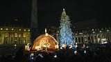 Vista de la Plaza de San Pedro tras la ceremonia de encendido del árbol de Navidad y el belén en el Vaticano, el sábado 3 de dicie