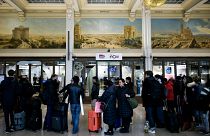 Лионский вокзал Парижа во время забастовки контролёров билетов SNCF, 2 декабря 2022 года.