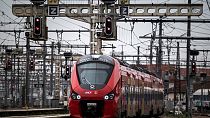 Un train arrive à la gare Matabiau de Toulouse, le 2 décembre 2022, lors d'une grève organisée par les contrôleurs de la SNCF (société nationale des chemins de fer français). 