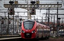 Un train arrive à la gare Matabiau de Toulouse, le 2 décembre 2022, lors d'une grève organisée par les contrôleurs de la SNCF (société nationale des chemins de fer français).