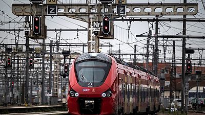 Un train arrive à la gare Matabiau de Toulouse, le 2 décembre 2022, lors d'une grève organisée par les contrôleurs de la SNCF (société nationale des chemins de fer français). 