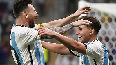 Messi e Alvarez trascinano l'Argentina ai quarti di finale