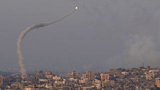 إطلاق صواريخ من غزة باتجاه إسرائيل ، فوق مدينة غزة. 2022/08/07