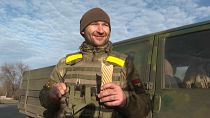 جندي أوكرانية يأكل شطيرة هوت دوغ 