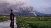 В воскресенье произошло извержение самого высокого вулкана Индонезии. 