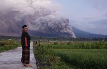 Endonezya: Semeru Yanardağı lav püskürttü, alarm seviyesi en üst düzeye yükseltildi