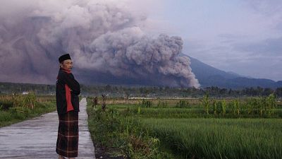 В воскресенье произошло извержение самого высокого вулкана Индонезии.