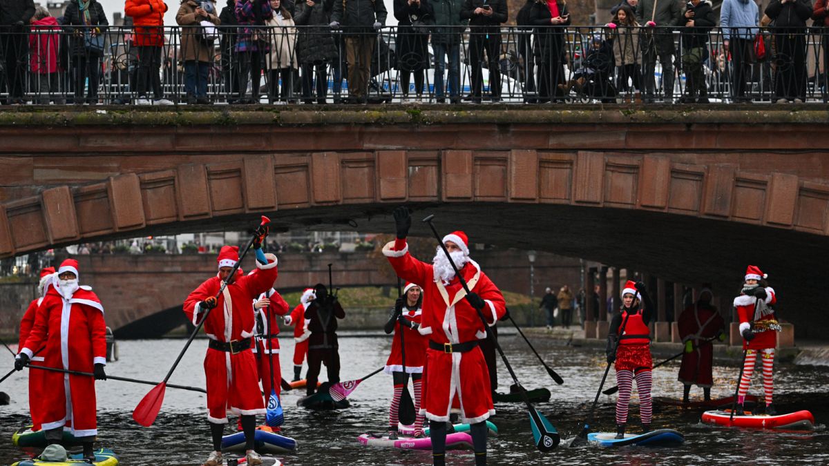 مجدفين يرتدون زي بابا نويل في مدينة ستراسبورغ الفرنسية