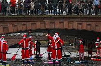 Des personnes déguisées en Père Noël en paddle à Strasbourg