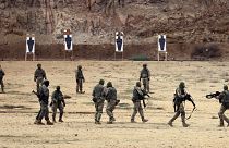 Испанские военные инструкторы обучают группу украинских солдат на военной базе в Толедо, 2 декабря 2022 года.