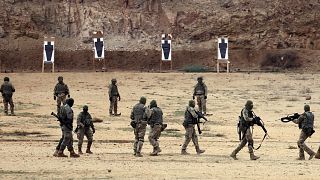 Испанские военные инструкторы обучают группу украинских солдат на военной базе в Толедо, 2 декабря 2022 года.