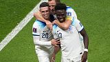 Saka, Foden e Kane festeggiano il terzo gol al Senegal