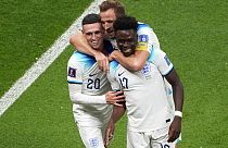 Saka, Foden e Kane festeggiano il terzo gol al Senegal