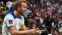 Englands Harry Kane nach dem zweiten englischen Tor im WM-Spiel gegen Senegal, 04.12.2022