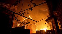 Lángoló ház egy orosz támadás után Herszonban 2022. december 3-án