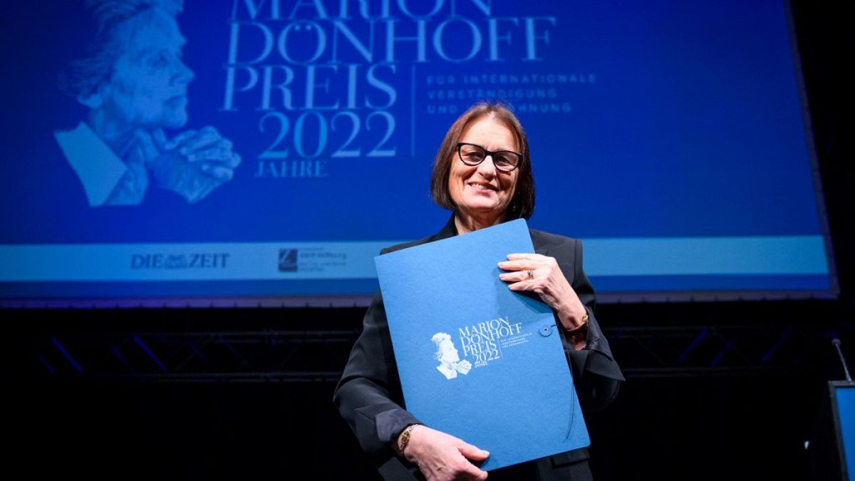 La nobel per la pace Irina Scherbakova ad Amburgo per ricevere il Marion Doenhoff Prize dalle mani del cancelliere tedesco Olaf Scholz
