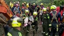 Los socorristas rescatando a una niña