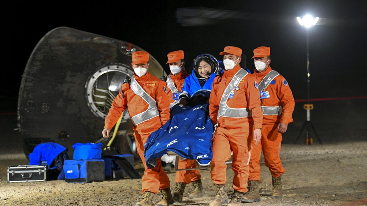 Κινέζα αστροναύτης μετά την επιστροφή της από το Διάστημα