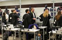 Des avocats parlent avec des accusés au début du procès des attentats de Bruxelles, lundi 5 décembre 2022.