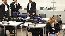 Membros das equipas jurídicas na sessão do tribunal que decorre num edifício perto da sede da NATO
