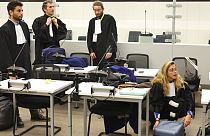Membros das equipas jurídicas na sessão do tribunal que decorre num edifício perto da sede da NATO