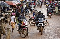 Des chauffeurs de moto taxi à Freetown, au Sierra Leone