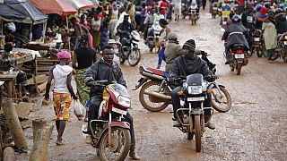 Des chauffeurs de moto taxi à Freetown, au Sierra Leone