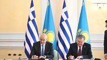  O υπουργός Εξωτερικών Νίκος Δένδιας με τον αναπληρωτή πρωθυπουργό και υπουργό Εξωτερικών του Καζακστάν Mukhtar Tileuberdi υπογράφουν Μνημόνιο Συναντίληψης 