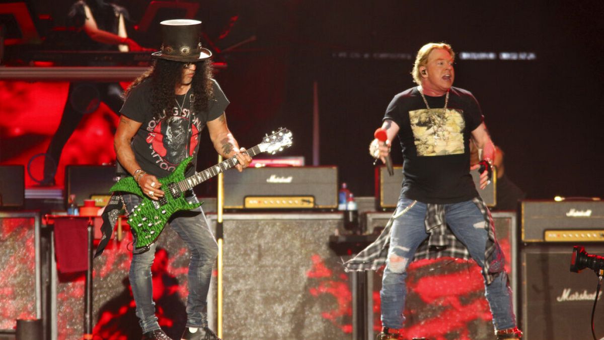 Guns N' Roses Sänger Axl Rose bei einem Konzert 2019 in Austin, Texas. Der 60-jährige will jetzt nicht mehr das Mikrofon in die Menge werfen.